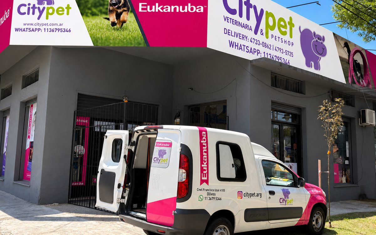 Camioneta de reparto de CityPet frente a la sucursal